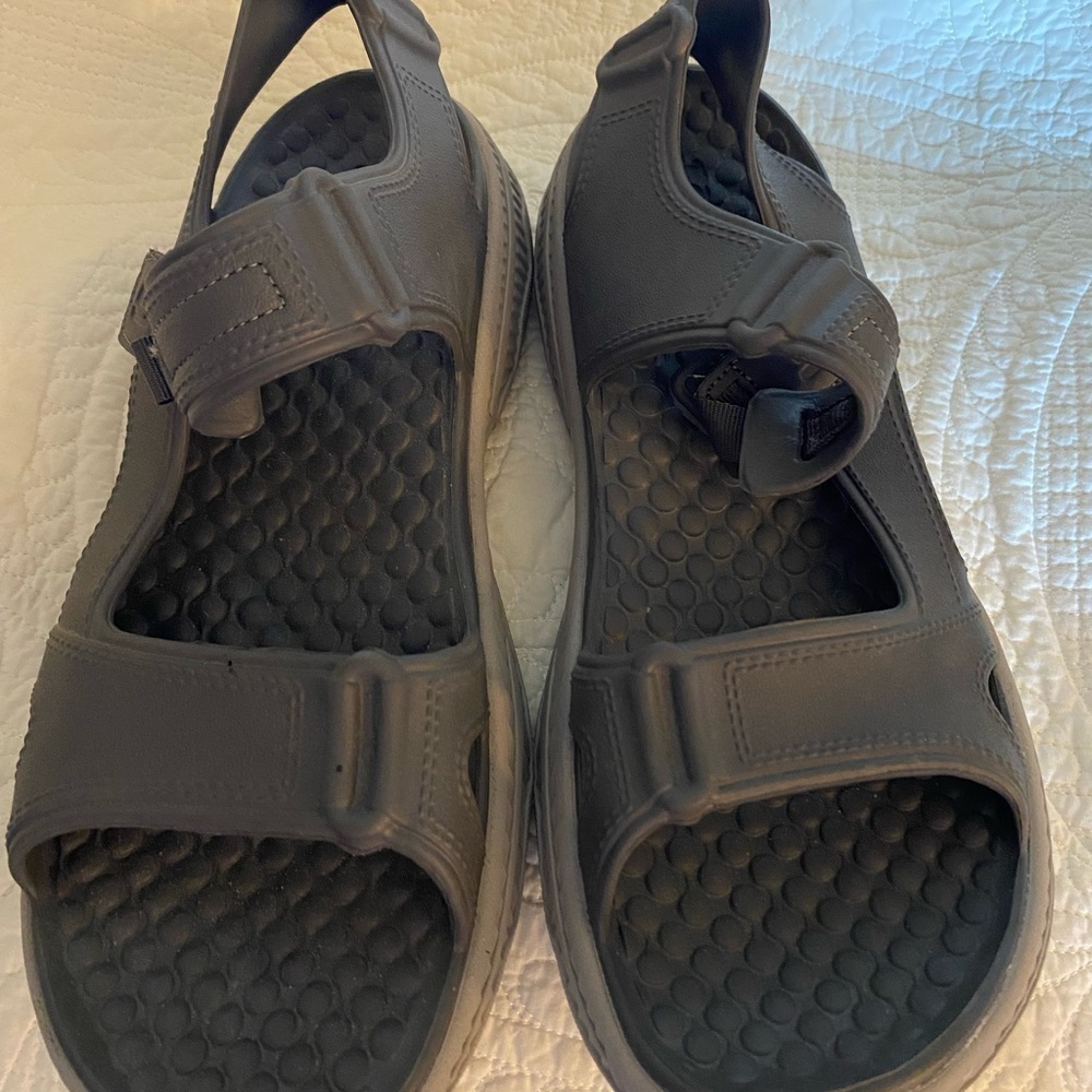 Men's Gray Skechers Sandals Size 13
Lots of Cushion and Comfort. NWOT